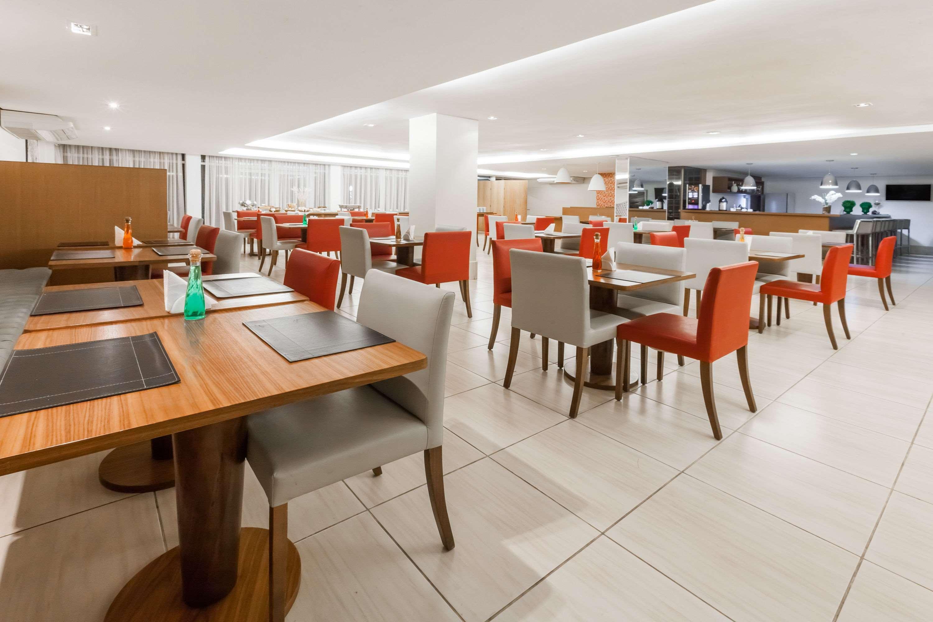 Ramada Hotel & Suites Campos Pelinca Кампус-дус-Гойтаказіс Екстер'єр фото