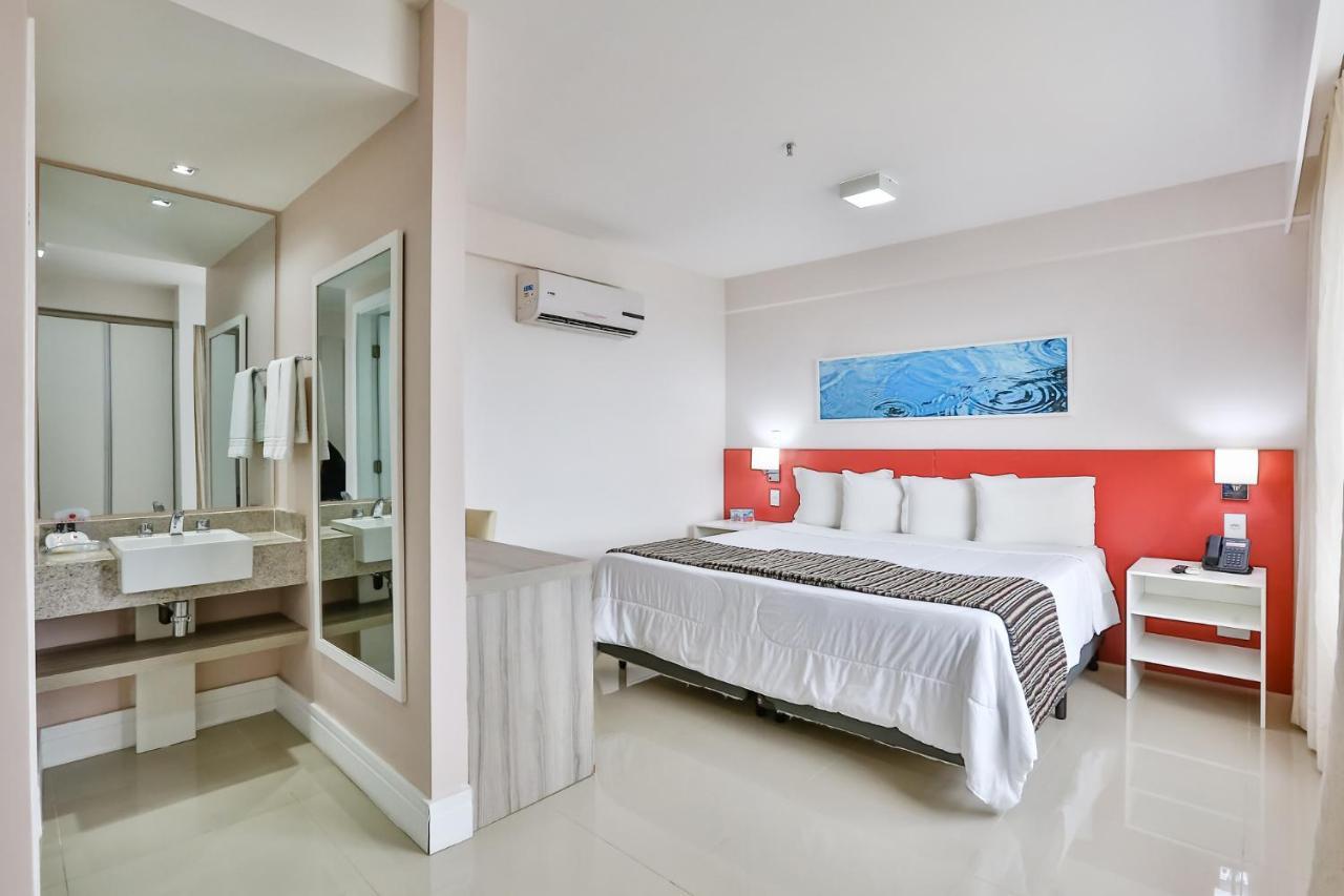 Ramada Hotel & Suites Campos Pelinca Кампус-дус-Гойтаказіс Екстер'єр фото