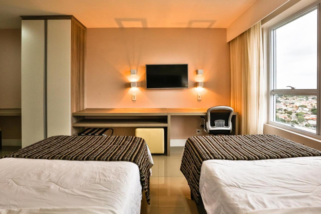 Ramada Hotel & Suites Campos Pelinca Кампус-дус-Гойтаказіс Екстер'єр фото