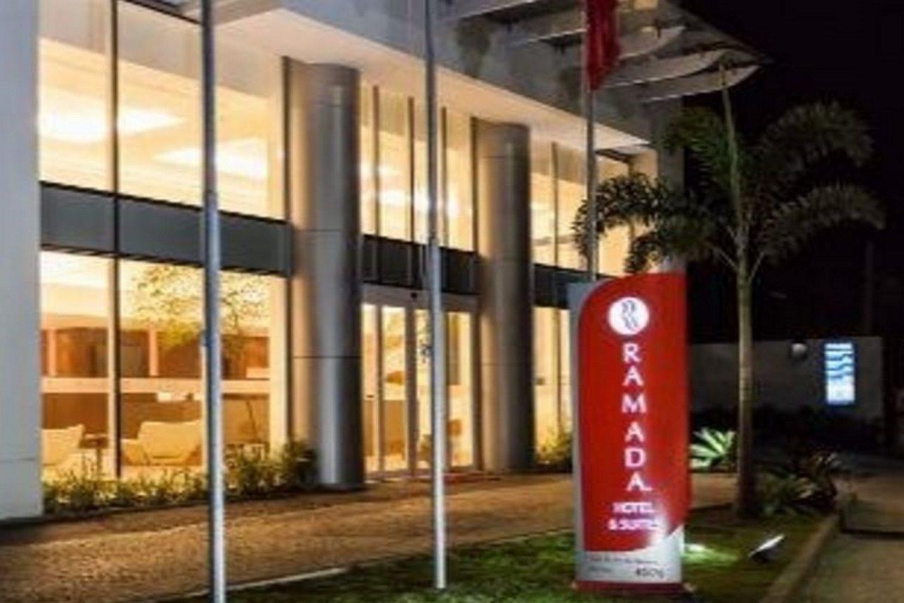 Ramada Hotel & Suites Campos Pelinca Кампус-дус-Гойтаказіс Екстер'єр фото